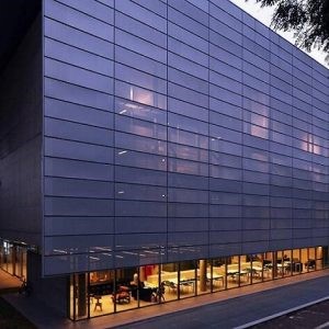 Fachada da Biblioteca Brasiliana da USP com revestimentos perfurados, destacando o uso de brises para conforto térmico e estética arquitetônica