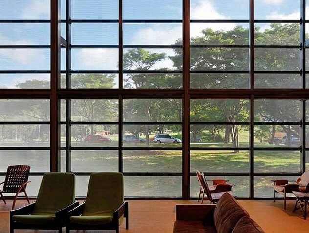 Fachada da Biblioteca Brasiliana da USP com revestimentos perfurados, destacando o uso de brises para conforto térmico e estética arquitetônica