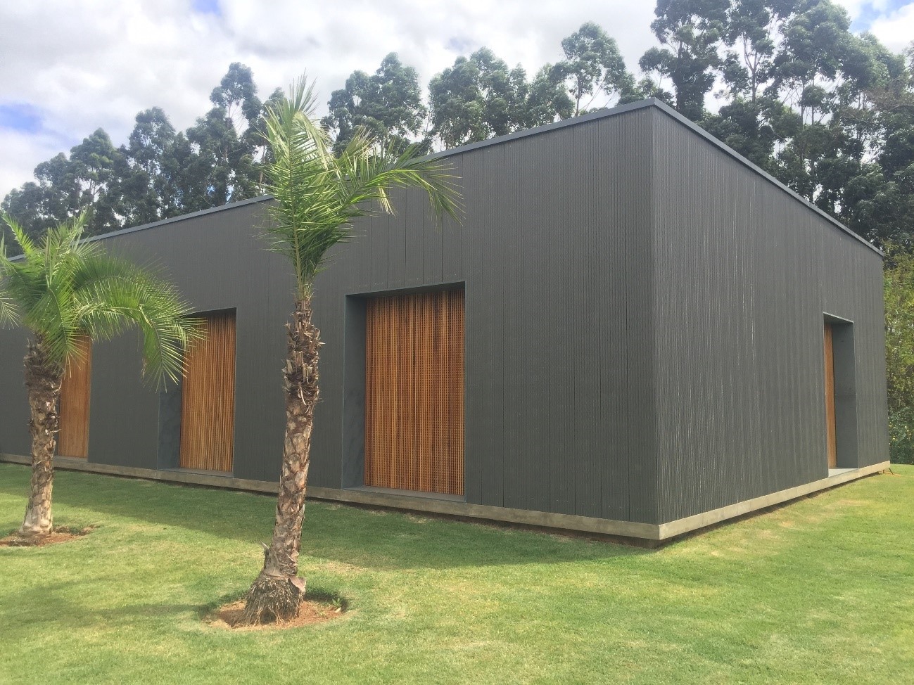 Imagem de uma fachada moderna em Steel Frame com revestimentos metálicos, destacando eficiência e design contemporâneo.