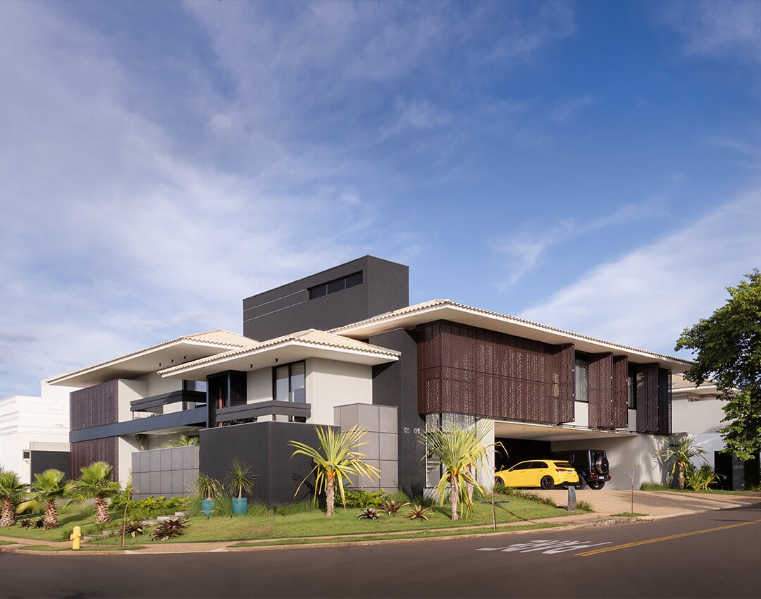 Imagem de uma fachada moderna em Steel Frame com revestimentos metálicos, destacando eficiência e design contemporâneo.