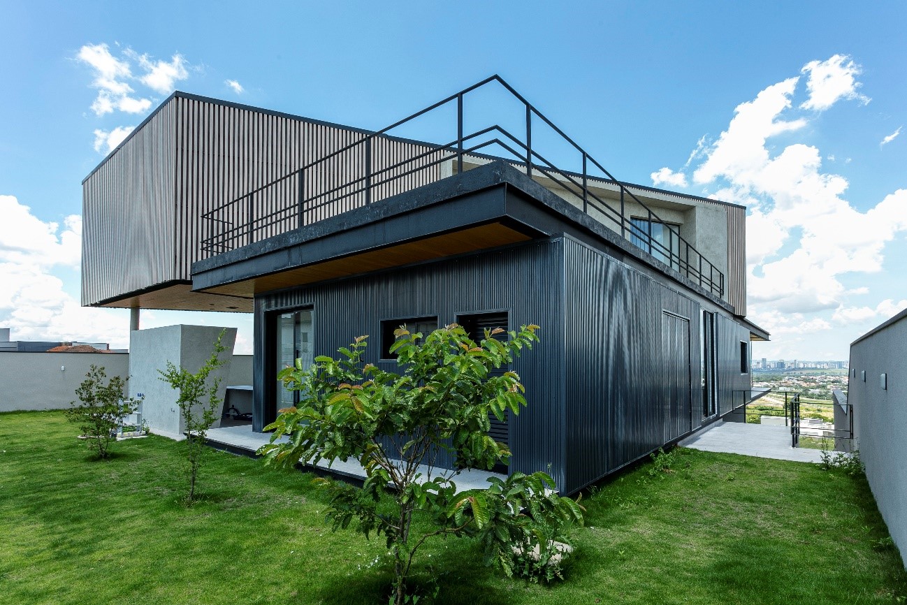 Imagem de uma fachada moderna em Steel Frame com revestimentos metálicos, destacando eficiência e design contemporâneo.