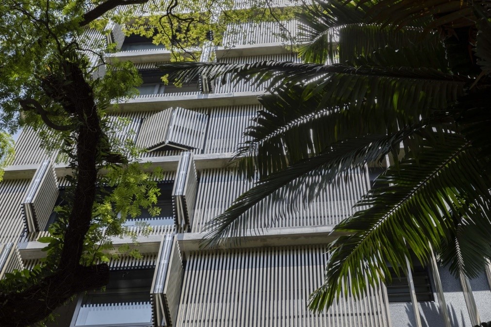 Imagem de uma fachada moderna em Steel Frame com revestimentos metálicos, destacando eficiência e design contemporâneo.